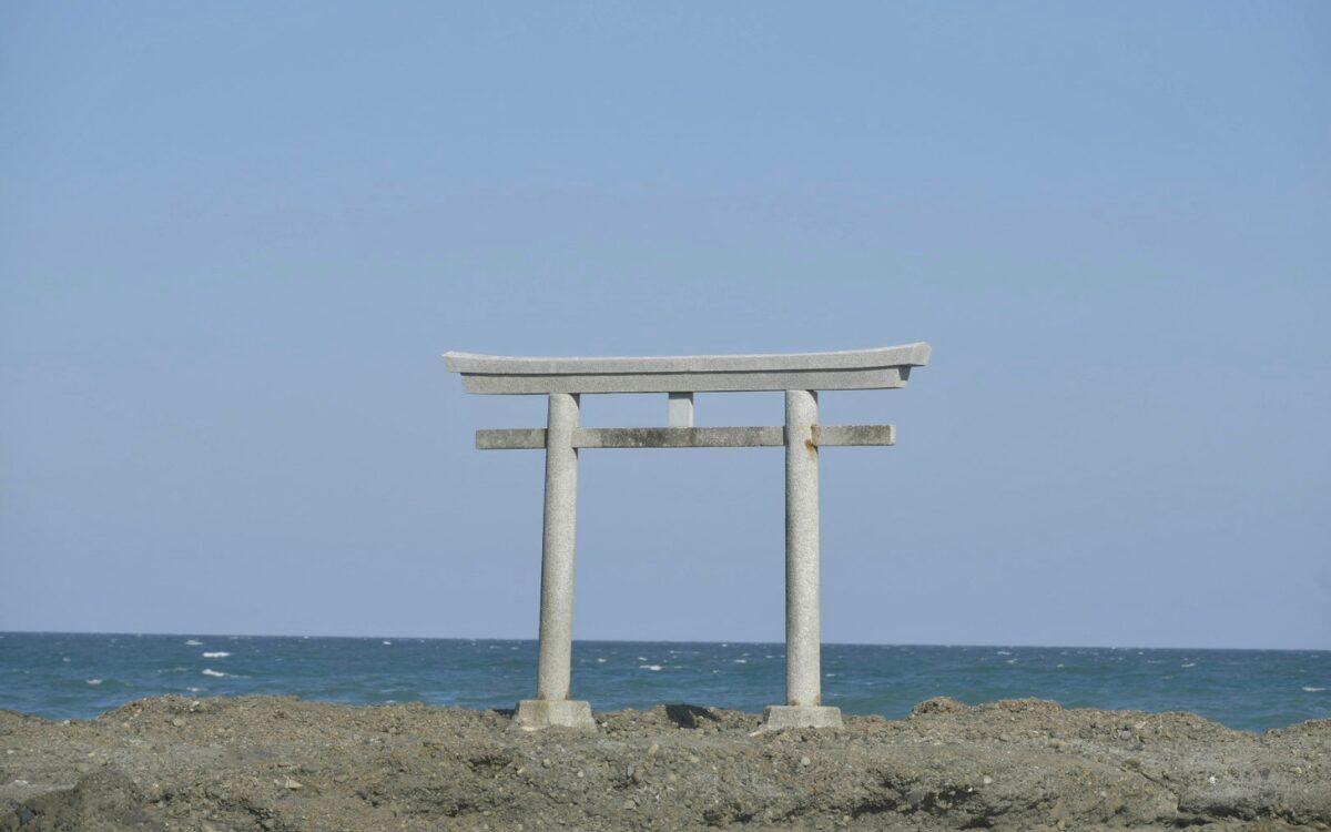 大洗磯前神社の海にそびえたつ鳥居