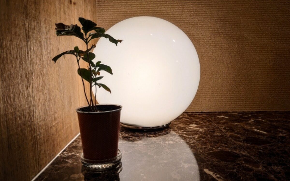 夜、暗い部屋でルームライトが光っている。失恋のことを思い出しているイメージ。