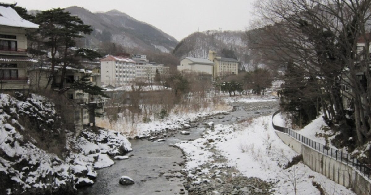 水上温泉　冬　カップル