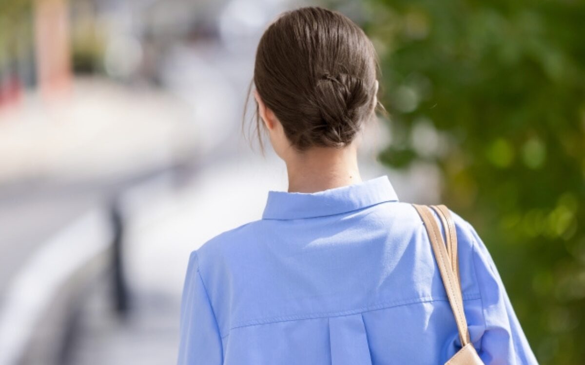 自分磨きで垢抜け、自信を持って街を颯爽と歩くスタイリッシュな女性の後ろ姿