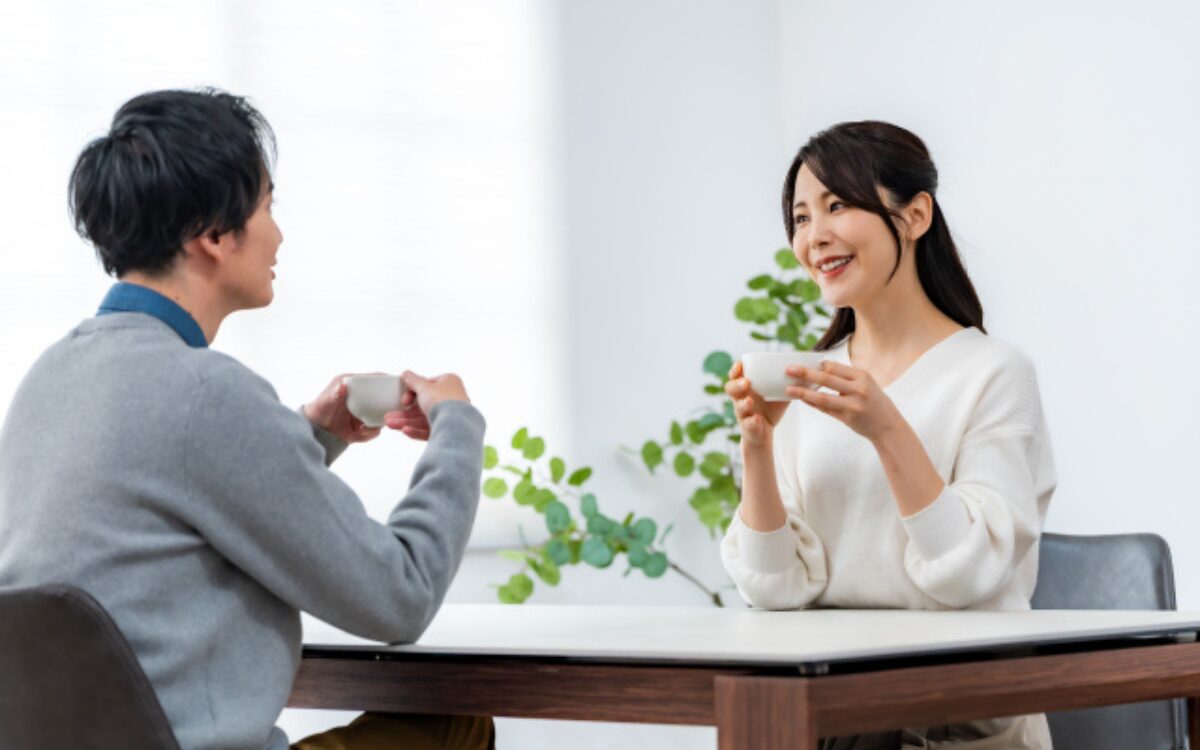 初回デートにおすすめな、人目のあるカフェの対面席