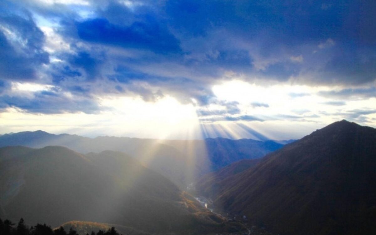 運気のバイオリズムと停滞期を象徴する光と曇り空