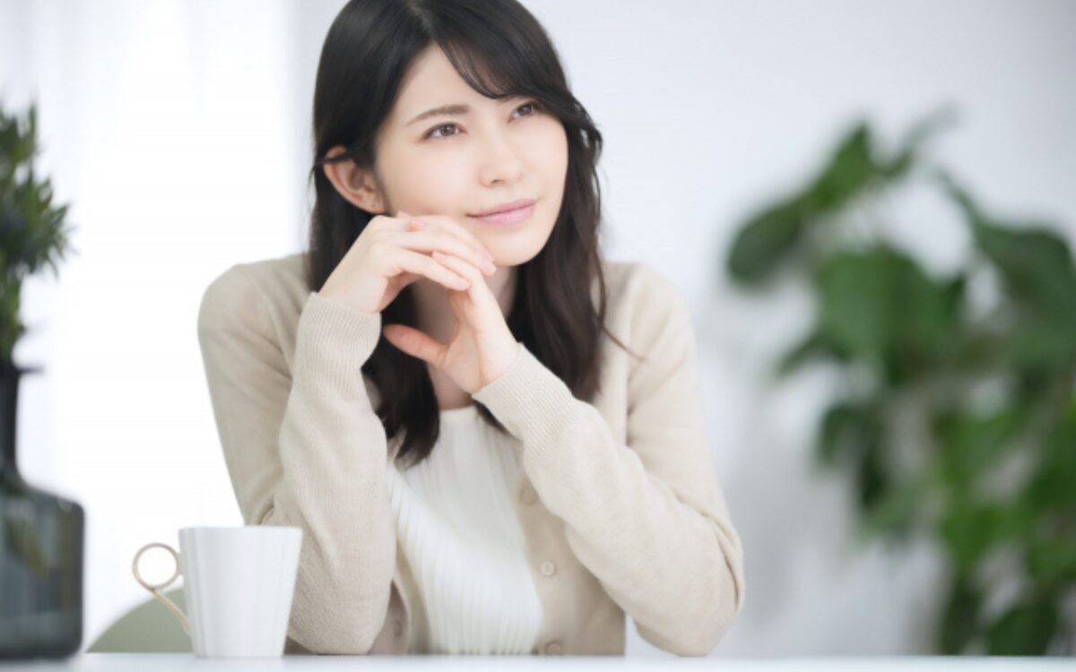 カウンセリングで心を整え、前向きな未来を見つめる女性