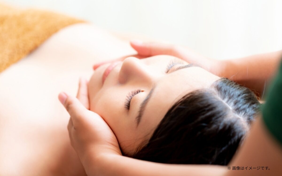 エステティックミスパリのような高級感あふれるサロンで、贅沢な自分へのご褒美タイムを楽しむイメージ