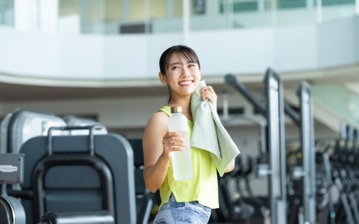 自分磨きを通じて自尊心を取り戻し、心からの笑顔で明るい未来を見つめる女性