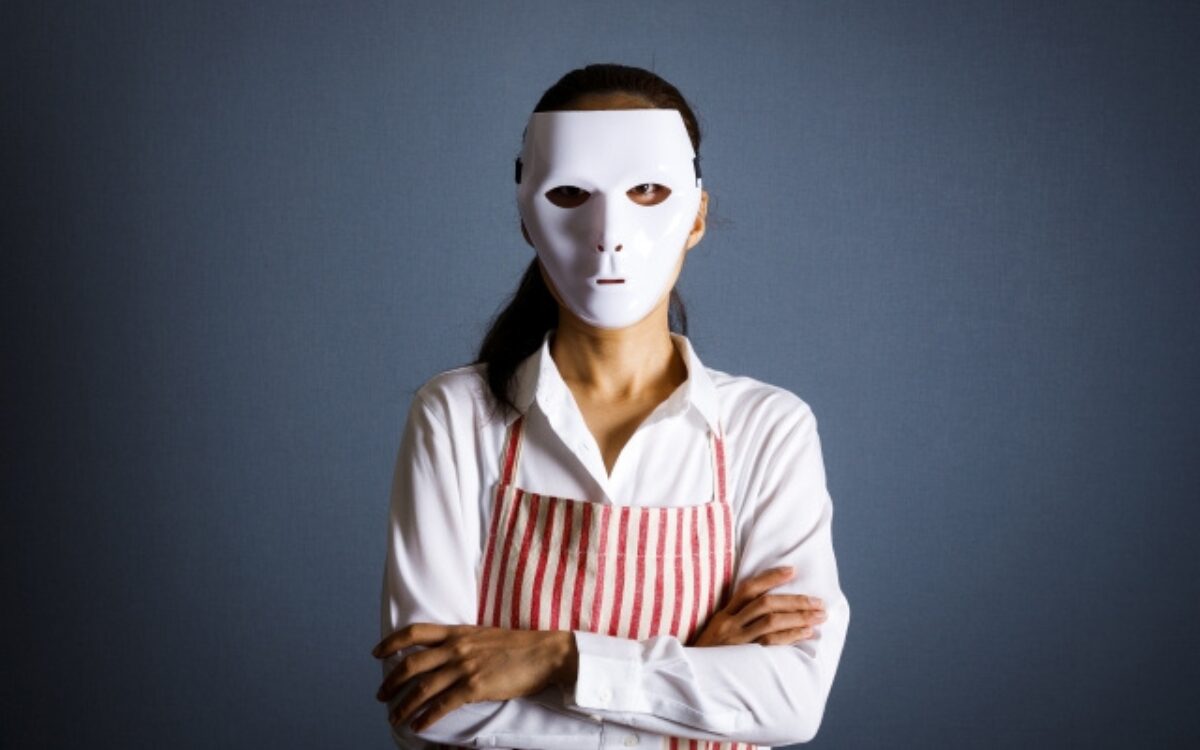 自分を守るために仮面をつけた女性