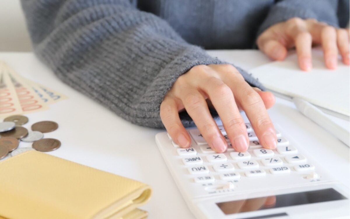 貯金箱や電卓、通帳など生活を立て直すイメージ