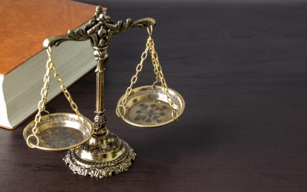 共同不法行為の根拠となる民法典と天秤。不倫相手への正当な慰謝料請求を象徴するイメージ