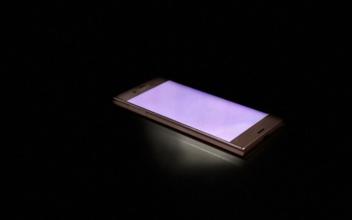 夫が差し出した不倫の証拠が入った封筒。再構築しながら女を追い詰めるための協力関係のイメージ