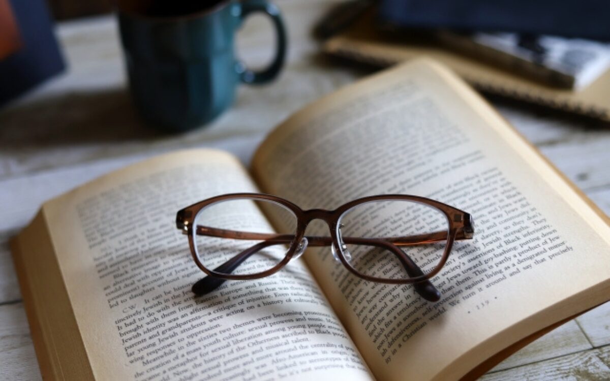 静かな部屋で本を読む、自分をいたわる時間