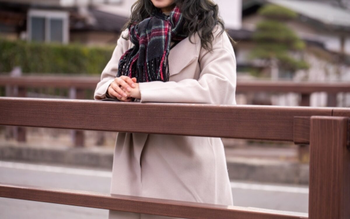 ふとした瞬間、ひとりだと寂しいなと思っている女性のイメージ