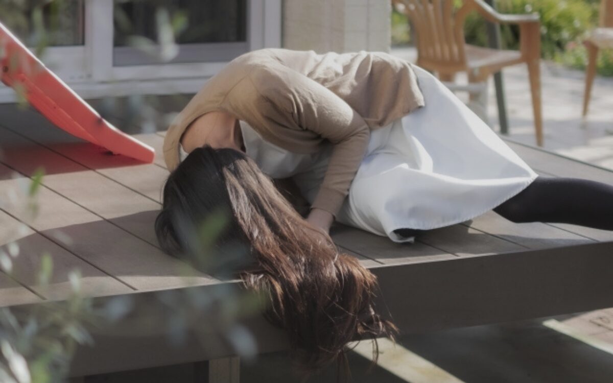 浮気の証拠を目の当たりにし、その場に崩れ落ちる衝撃の瞬間