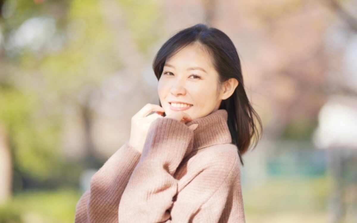 「すなお」な心で穏やかな笑顔を見せる女性のイメージ
