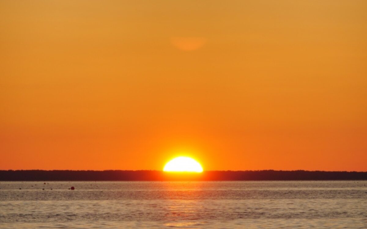 穏やかな海に沈む夕日と明日への希望