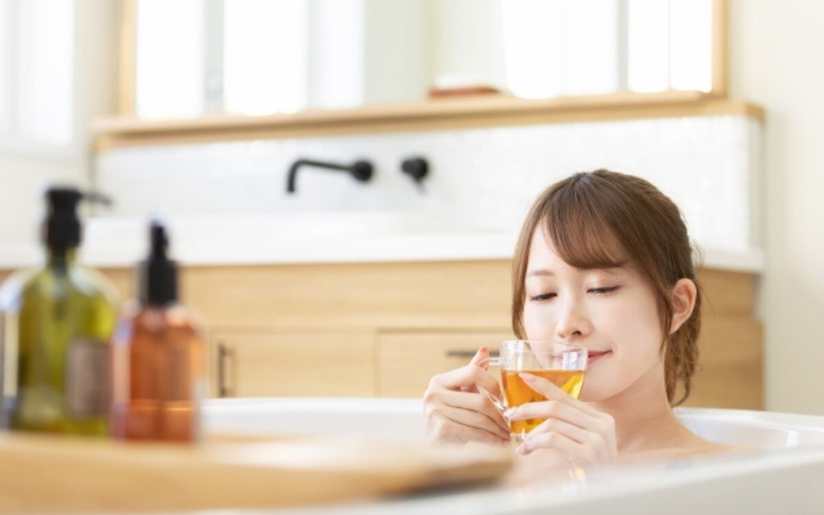 お風呂でリラックスしながら自分磨きを楽しむ、贅沢なバスタイムのイメージ