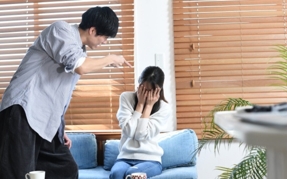 冷酷に豹変した夫の怒鳴り声に凍りつく女性