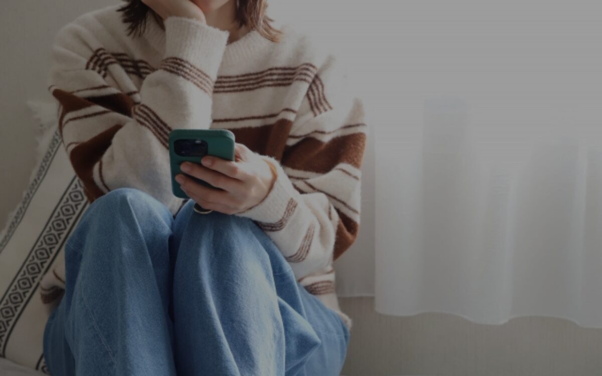 彼からの執拗なLINE通知が鳴り止まないスマホ