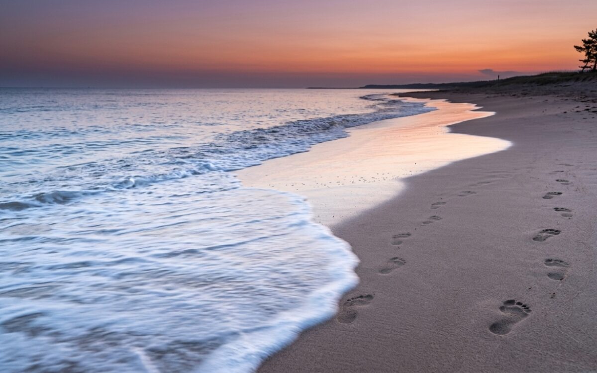 砂浜にある二つの離れた足跡と、寄せては返す波。相手を想うからこそ取る適切な距離